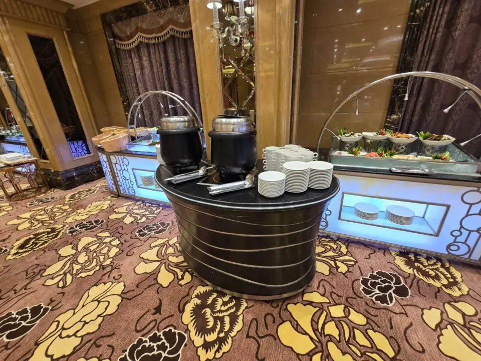محطة تقديم بأوعية دائرية وفناجين وأطباق