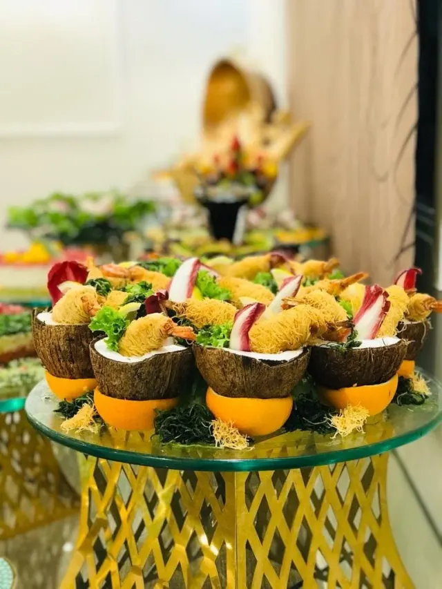 مقبلات صغيرة على منصة تقديم ذهبية