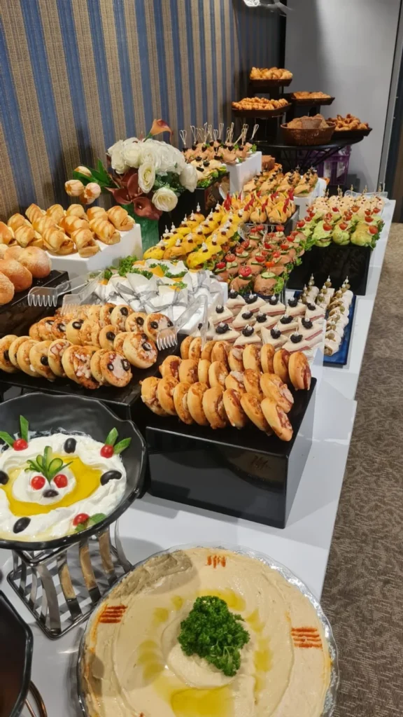 مائدة بوفيه تضم مقبلات ومخبوزات